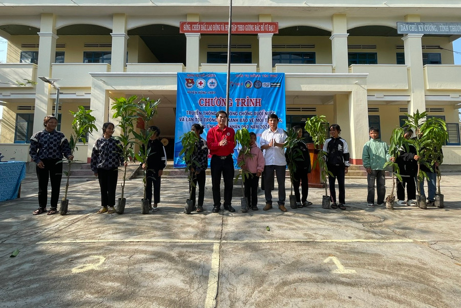 Hội Chữ Thập đỏ huyện Kông Chro tặng 435 cây xoài ghép Đài Loan cho các em học sinh của Trường Tiểu học và THCS Lê Văn Tám. Ảnh: Phương Liên