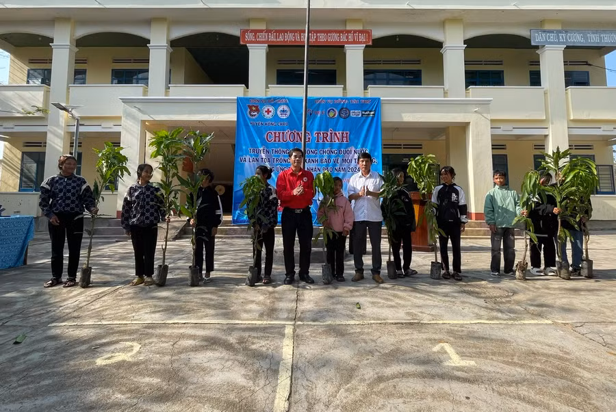 Hội Chữ Thập đỏ huyện Kông Chro tặng 435 cây xoài ghép Đài Loan cho các em học sinh của Trường Tiểu học và THCS Lê Văn Tám. Ảnh: Phương Liên Hội Chữ Thập đỏ huyện Kông Chro tặng 435 cây xoài ghép Đài Loan cho các em học sinh của Trường Tiểu học và THCS Lê Văn Tám. Ảnh: Phương Liên