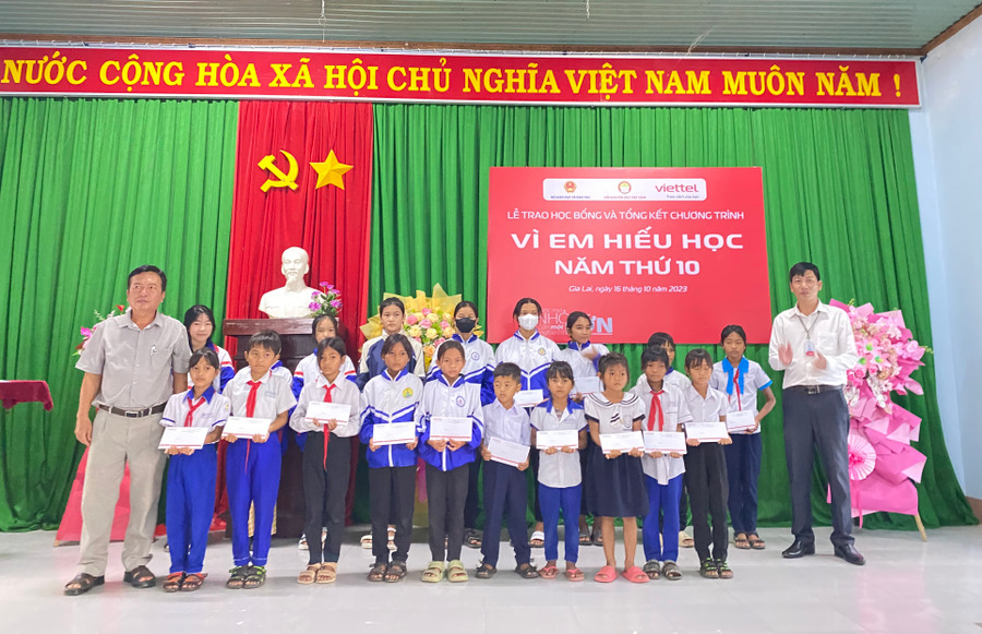Trao 120 triệu đồng học bổng “Vì em hiếu học” ảnh 1