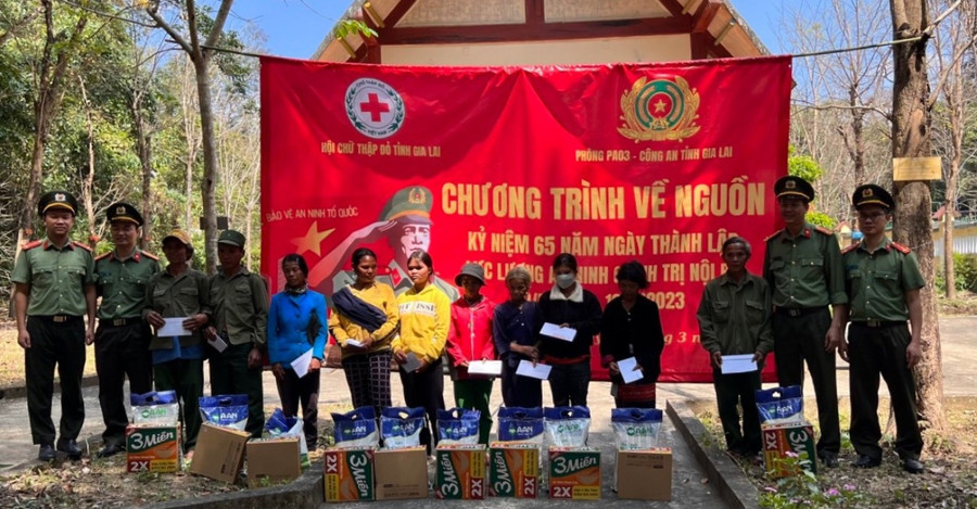 Đoàn công tác tặng quà cho người dân xã Krong. Ảnh: Hồng Ngọc Đoàn công tác tặng quà cho người dân xã Krong. Ảnh: Hồng Ngọc