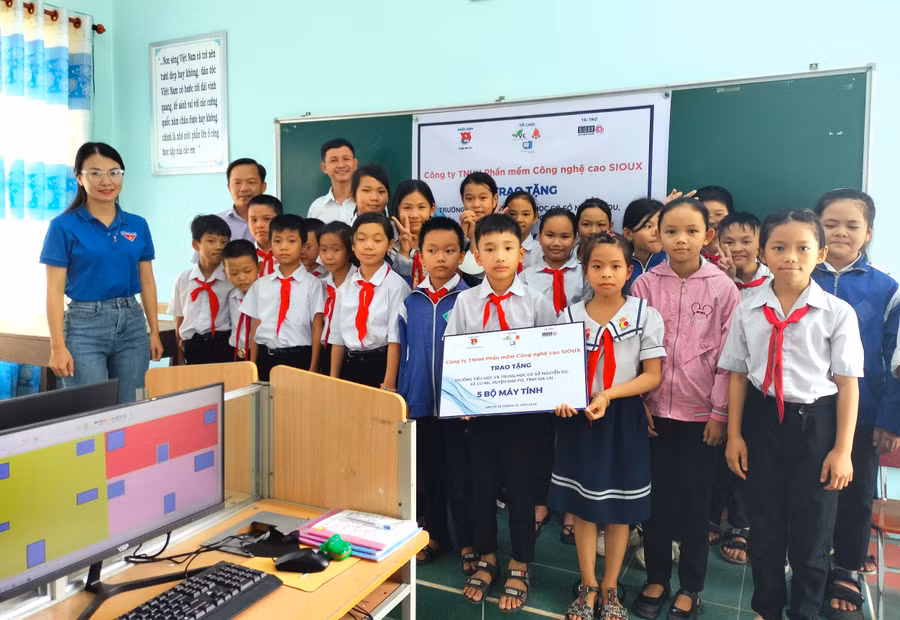 Trao phòng tin học cho em tại Trường Tiểu học và THCS Nguyễn Du. Ảnh: H.Đ.T