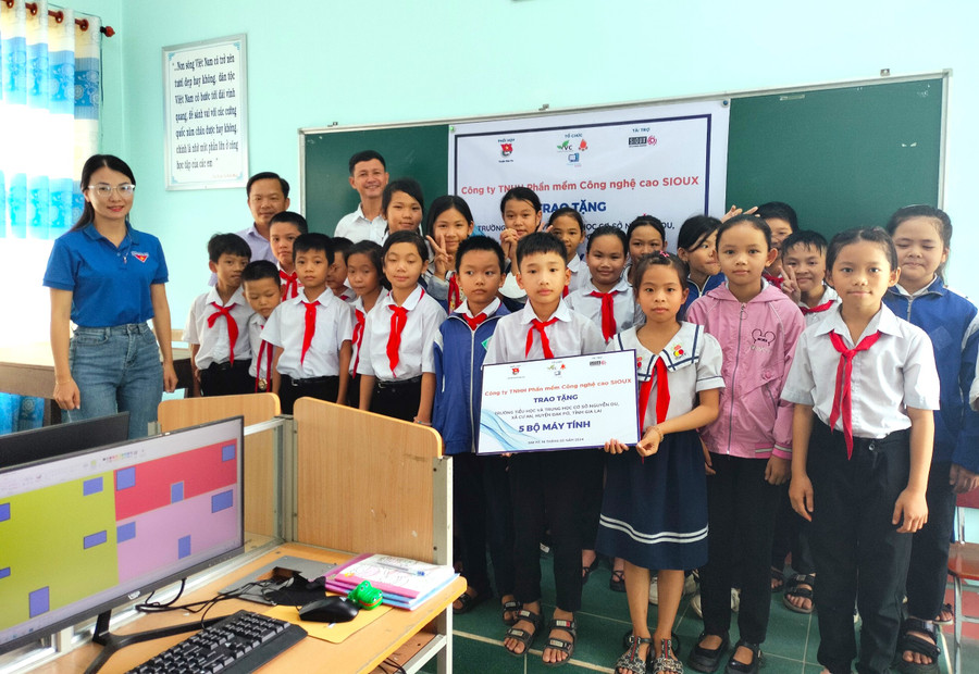 Trao phòng tin học cho em tại Trường Tiểu học và THCS Nguyễn Du. Ảnh: H.Đ.T Trao phòng tin học cho em tại Trường Tiểu học và THCS Nguyễn Du. Ảnh: H.Đ.T