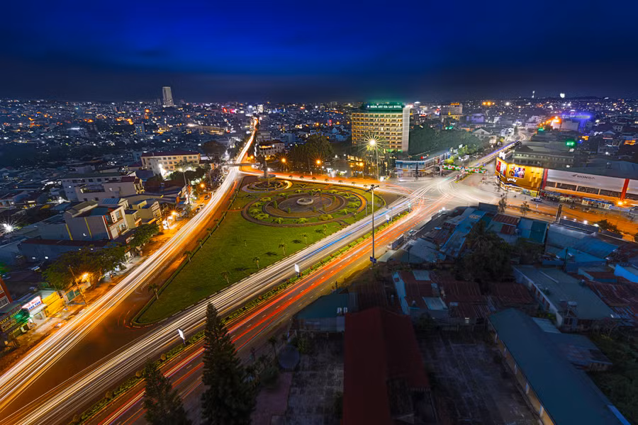 Thành phố vào đêm.