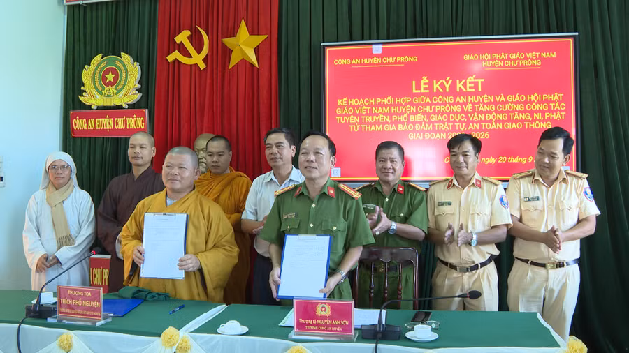 Quang cảnh lễ ký kết. Ảnh: Rơ Lan Viện