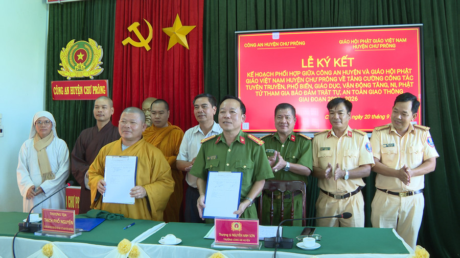 Quang cảnh lễ ký kết. Ảnh: Rơ Lan Viện Quang cảnh lễ ký kết. Ảnh: Rơ Lan Viện