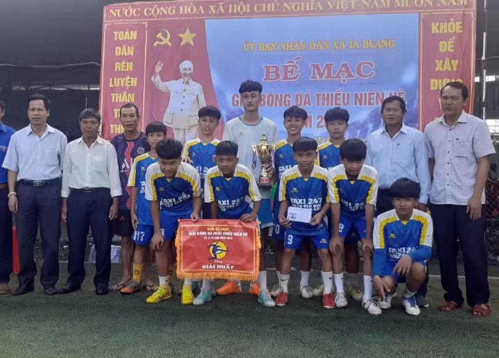 Ban tổ chức trao cúp, cờ và giải thưởng cho các cầu thủ đội đạt giải nhất, thôn Vinh Hà. Ảnh: Hoàng Viên