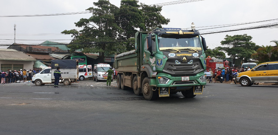 Chiếc xe ben di chuyển theo hướng từ xã Ia Tiêm ra quốc lộ 19. Ảnh: Hùng Hoa Lư Chiếc xe ben di chuyển theo hướng từ xã Ia Tiêm ra quốc lộ 19. Ảnh: Hùng Hoa Lư