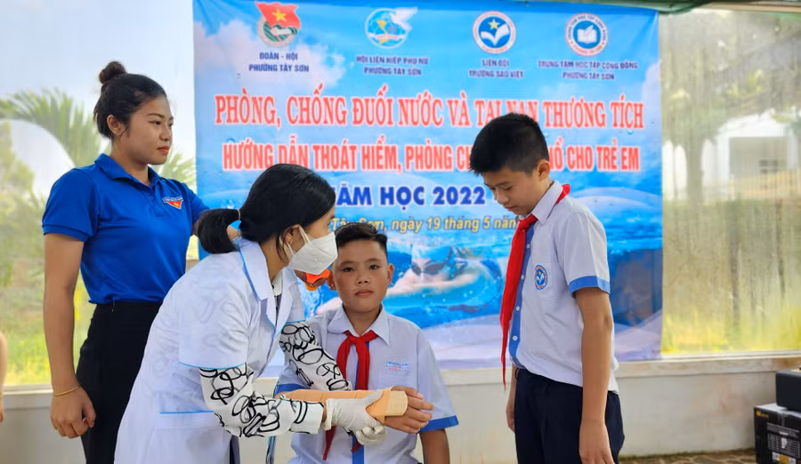 Các em học sinh được trang bị kỹ năng phòng-chống tai nạn thương tích. Ảnh: Bá Bính