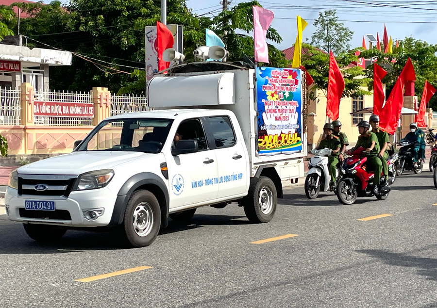 Các lực lượng đã tham gia diễu hành trên các trục đường chính của huyện nhằm tuyên truyền các thông điệp về phòng-chống ma túy và các tệ nạn xã hội đến đông đảo người dân. Ảnh: Phương Liên