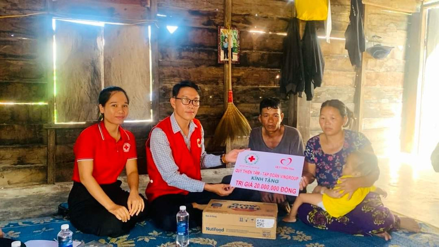 Trong Tháng nhân đạo, ông Nguyễn Chí Cẩn-Phó Chủ tịch Hội Chữ thập đỏ tỉnh trực tiếp trao 20 triệu đồng tiền mặt hỗ trợ cho gia đình em Ksor H’ươn (SN 2022, buôn Mun Măk, xã Ia Ake, huyện Phú Thiện). Ảnh: Hồng Ngọc Trong Tháng nhân đạo, ông Nguyễn Chí Cẩn-Phó Chủ tịch Hội Chữ thập đỏ tỉnh trực tiếp trao 20 triệu đồng tiền mặt hỗ trợ cho gia đình em Ksor H’ươn (SN 2022, buôn Mun Măk, xã Ia Ake, huyện Phú Thiện). Ảnh: Hồng Ngọc