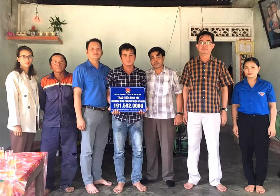 Thị Đoàn An Khê trao kinh phí ủng hộ cho gia đình em Đoàn Lê Ngọc Phong. Ảnh: Kỳ Anh