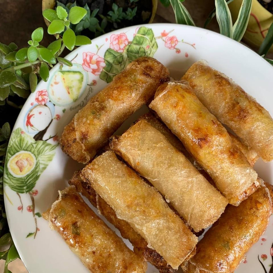 Món chả giò với lớp vỏ ngoài giòn xốp, nhân thịt cùng các loại rau củ mềm ẩm bên trong cũng nhiều thực khách yêu thích. Ảnh: Phương Vi