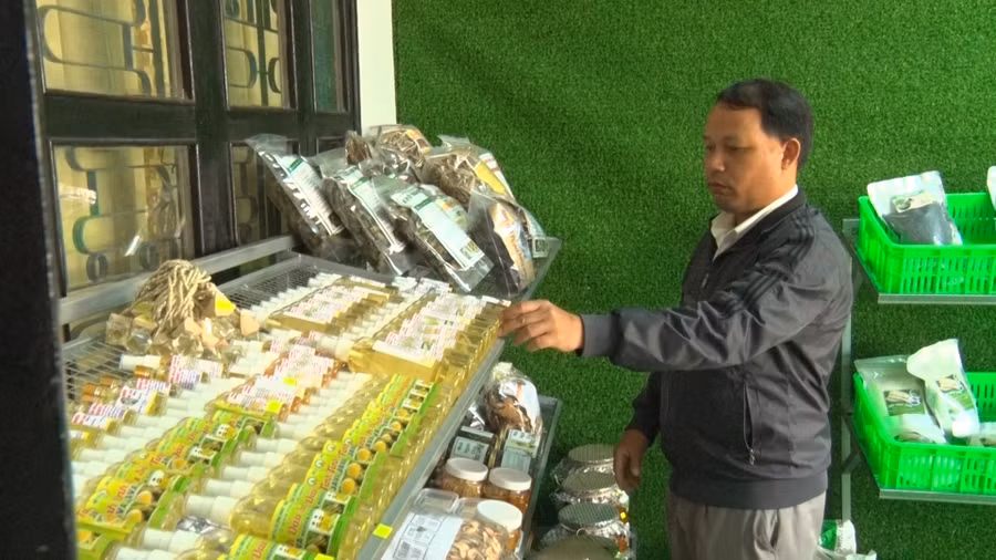 Nhiều sản phẩm nông nghiệp được bày bán tại Cửa hàng nông sản Kbang. Ảnh: Hà Duyệt