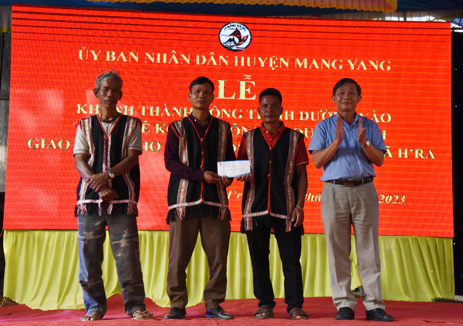 Đồng chí Huỳnh Thế Mạnh-Ủy viên Ban Thường vụ Tỉnh ủy, Trưởng ban Tuyên giáo Tỉnh ủy tặng quà cho hệ thống chính trị làng Đê Kôn. Ảnh: Đức Thụy Đồng chí Huỳnh Thế Mạnh-Ủy viên Ban Thường vụ Tỉnh ủy, Trưởng ban Tuyên giáo Tỉnh ủy tặng quà cho hệ thống chính trị làng Đê Kôn. Ảnh: Đức Thụy