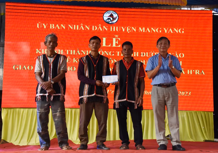 Đồng chí Huỳnh Thế Mạnh-Ủy viên Ban Thường vụ Tỉnh ủy, Trưởng ban Tuyên giáo Tỉnh ủy tặng quà cho hệ thống chính trị làng Đê Kôn. Ảnh: Đức Thụy Đồng chí Huỳnh Thế Mạnh-Ủy viên Ban Thường vụ Tỉnh ủy, Trưởng ban Tuyên giáo Tỉnh ủy tặng quà cho hệ thống chính trị làng Đê Kôn. Ảnh: Đức Thụy