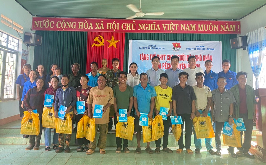 Các đơn vị trao thẻ bảo hiểm y tế cho người dân xã Ia Pếch, huyện Ia Grai. Ảnh: Phương Lộc