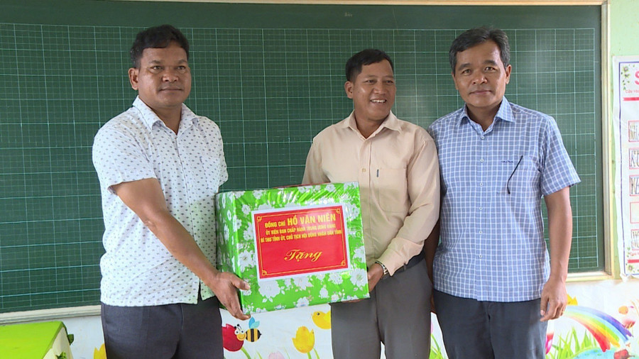 Bí thư Tỉnh ủy Hồ Văn Niên đã tặng quà cho Chi bộ làng Pyầu. Ảnh: Nguyễn Đông Bí thư Tỉnh ủy Hồ Văn Niên đã tặng quà cho Chi bộ làng Pyầu. Ảnh: Nguyễn Đông