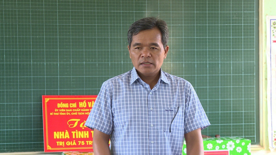 Bí thư Tỉnh ủy Hồ Văn Niên phát biểu tại buổi sinh hoạt Chi bộ làng Pyầu. Ảnh: Nguyễn Đông