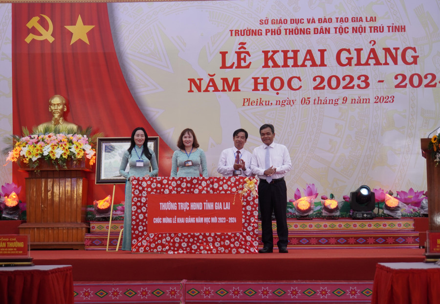 Bí thư Tỉnh ủy Hồ Văn Niên tặng quà của Thường trực HĐND tỉnh cho Trường Phổ thông Dân tộc nội trú tỉnh. Ảnh: Đức Thụy Bí thư Tỉnh ủy Hồ Văn Niên tặng quà của Thường trực HĐND tỉnh cho Trường Phổ thông Dân tộc nội trú tỉnh. Ảnh: Đức Thụy