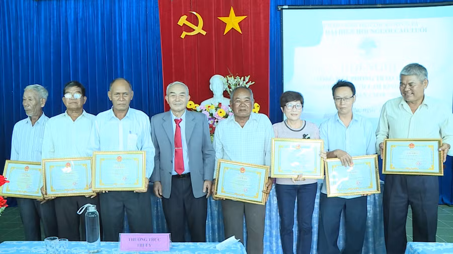 Người cao tuổi làm kinh tế giỏi được tặng giấy khen của Chủ tịch UBND thị xã Ayun Pa. Ảnh: Nguyễn Sang Người cao tuổi làm kinh tế giỏi được tặng giấy khen của Chủ tịch UBND thị xã Ayun Pa. Ảnh: Nguyễn Sang