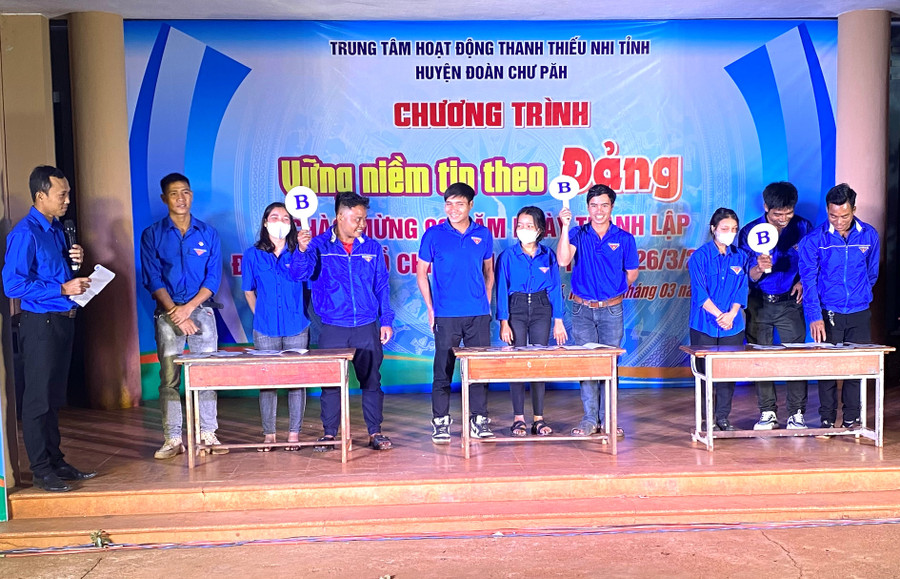 Đoàn viên thanh niên tham gia thi trắc nghiệm tìm hiểu về Đảng, Đoàn TNCS Hồ Chí Minh tại chương trình. Ảnh: Hà Đức Thành
