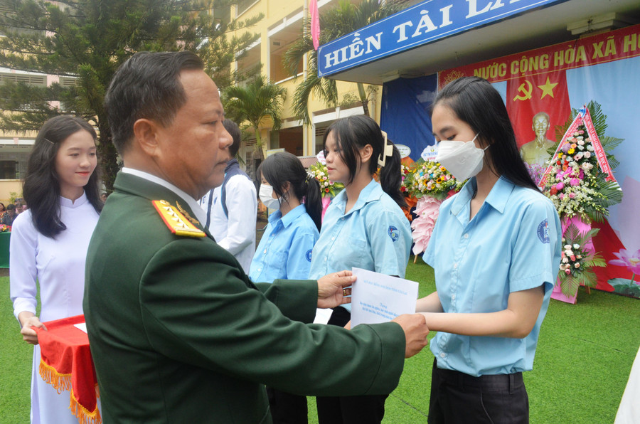 Đại tá Lê Kim Giàu-Chỉ huy trưởng Bộ Chỉ huy Quân sự tỉnh trao 10 suất học bổng của cá nhân cho các em học sinh. Ảnh: Vĩnh Hoàng Đại tá Lê Kim Giàu-Chỉ huy trưởng Bộ Chỉ huy Quân sự tỉnh trao 10 suất học bổng của cá nhân cho các em học sinh. Ảnh: Vĩnh Hoàng