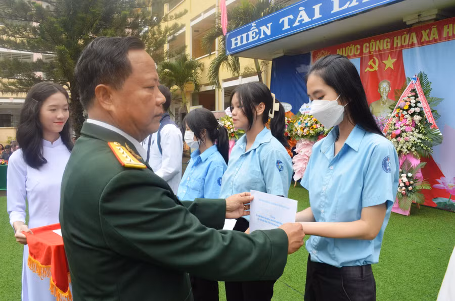 Đại tá Lê Kim Giàu-Chỉ huy trưởng Bộ Chỉ huy Quân sự tỉnh trao 10 suất học bổng của cá nhân cho các em học sinh. Ảnh: Vĩnh Hoàng