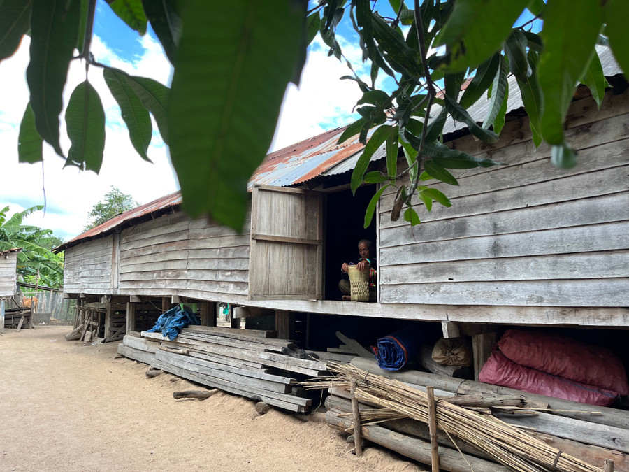 Căn nhà cũ của ông Bốk mang đầy đủ nét đặc trưng của nhà dài truyền thống. Nhà dài khoảng 30 m, trước đây được chia làm nhiều gian cho 4 thế hệ sinh sống. Ảnh: P.L