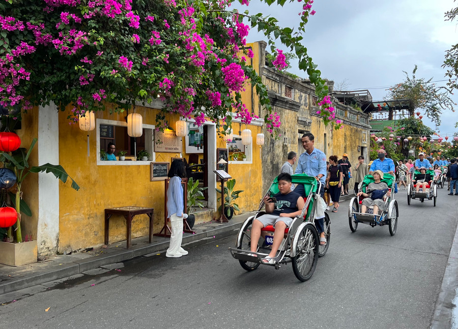 Nâng thời hạn tạm trú đối với người nước ngoài lên 45 ngày. Ảnh: Phương Vi Nâng thời hạn tạm trú đối với người nước ngoài lên 45 ngày. Ảnh: Phương Vi