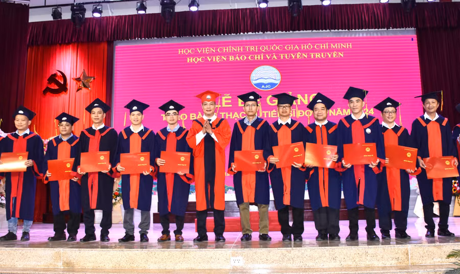 Đại diện Ban Giám đốc Học viện Báo chí và Tuyên truyền trao bằng thạc sĩ Xây dựng Đảng và Chính quyền nhà nước cho các học viên. Ảnh: Kỳ Anh