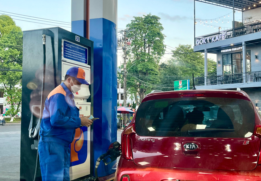 Tăng cường kiểm tra, giám sát việc cung ứng xăng dầu của các cửa hàng bán lẻ xăng dầu. Ảnh: Phương Vi