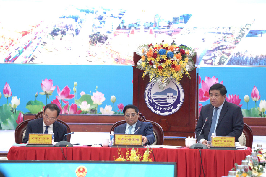 Bộ trưởng Bộ Kế hoạch và Đầu tư Nguyễn Chí Dũng phát biểu. Bộ trưởng Bộ Kế hoạch và Đầu tư Nguyễn Chí Dũng phát biểu.