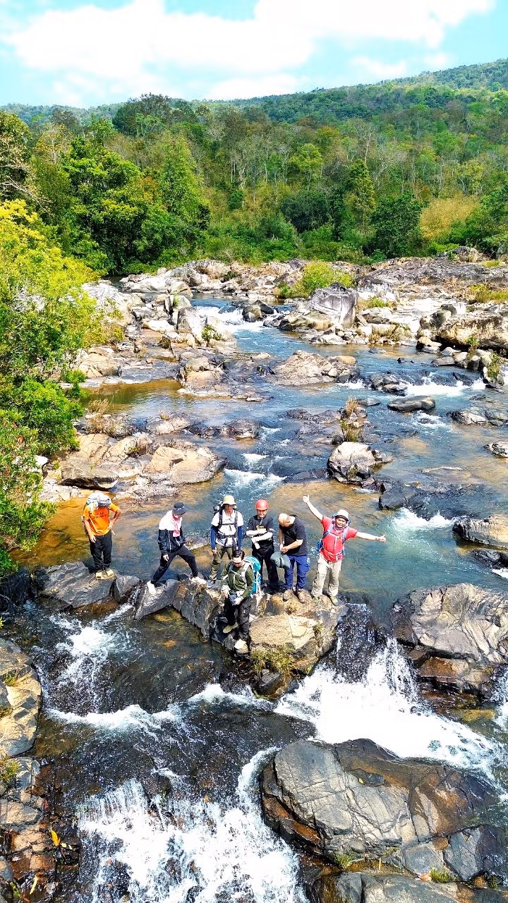 Dòng thác chảy qua những bãi đá trải rộng. Ảnh: Hoàng Ngọc