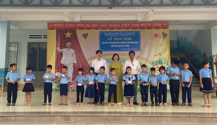 Các em học sinh có hoàn cảnh khó khăn thuộc 2 Trường Tiểu học Lê Hồng Phong (xã Ia Trôk) được tặng thẻ BHYT. Ảnh: Mai Linh Các em học sinh có hoàn cảnh khó khăn thuộc 2 Trường Tiểu học Lê Hồng Phong (xã Ia Trôk) được tặng thẻ BHYT. Ảnh: Mai Linh
