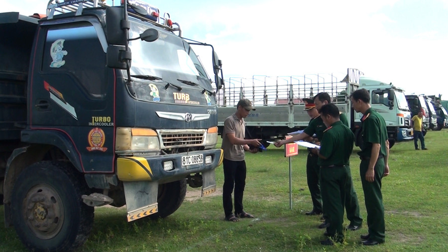 Ban Chỉ huy quân sự huyện phối hợp với đơn vị nhận nguồn Lữ đoàn pháo 40 tiến hành kiểm tra đầy đủ các phương kỹ thuật dự bị. Ảnh: Phạm Thị Mai Ban Chỉ huy quân sự huyện phối hợp với đơn vị nhận nguồn Lữ đoàn pháo 40 tiến hành kiểm tra đầy đủ các phương kỹ thuật dự bị. Ảnh: Phạm Thị Mai