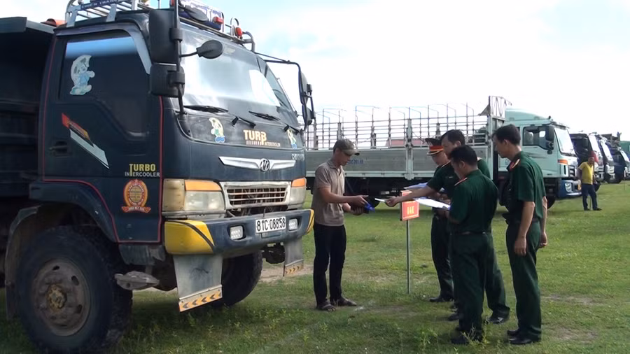 Ban Chỉ huy quân sự huyện phối hợp với đơn vị nhận nguồn Lữ đoàn pháo 40 tiến hành kiểm tra đầy đủ các phương kỹ thuật dự bị. Ảnh: Phạm Thị Mai