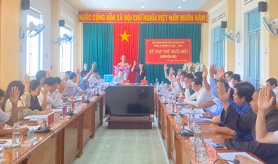 Các đại biểu biểu quyết thông qua các nghị quyết. Ảnh: Mai Linh