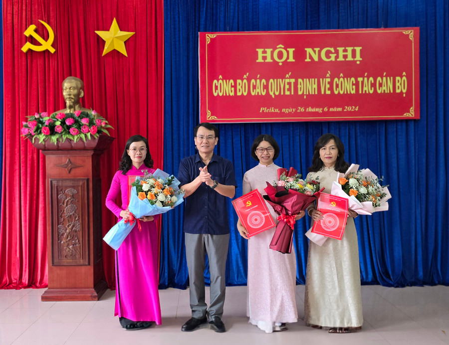 Bí thư Thành ủy Pleiku Trịnh Duy Thuân trao Quyết định và tặng hoa chúc mừng các đồng chí được điều động, luân chuyển. Ảnh: Bá Bính Bí thư Thành ủy Pleiku Trịnh Duy Thuân trao Quyết định và tặng hoa chúc mừng các đồng chí được điều động, luân chuyển. Ảnh: Bá Bính