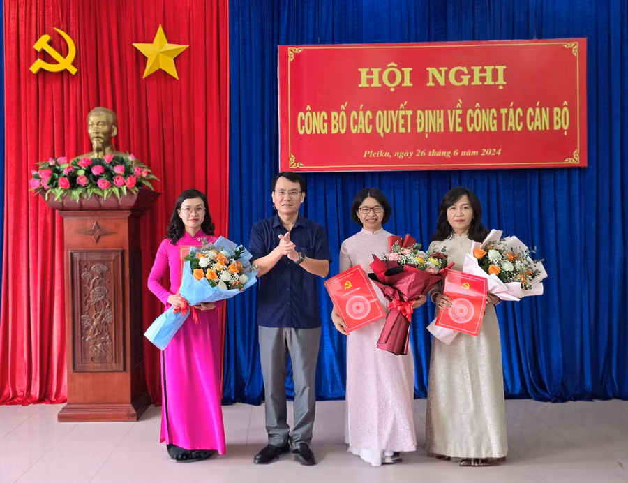 Bí thư Thành ủy Pleiku Trịnh Duy Thuân trao Quyết định và tặng hoa chúc mừng các đồng chí được điều động, luân chuyển. Ảnh: Bá Bính