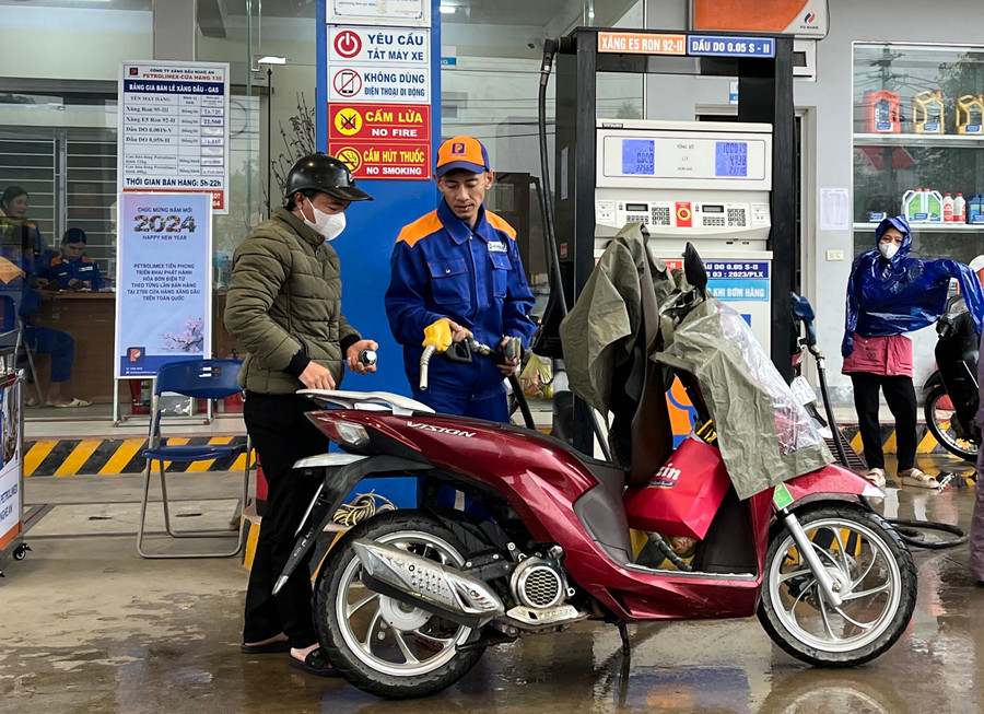 Chiều 30-5, giá xăng các loại cùng giảm. Ảnh: P.V