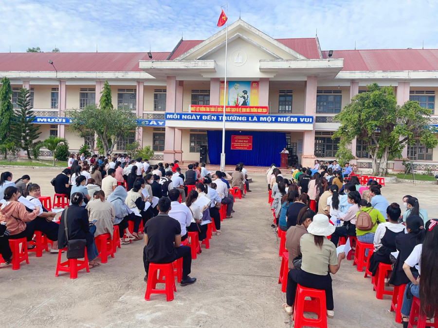 Các thí sinh tham gia kỳ tuyển dụng viên chức giáo viên huyện Phú Thiện năm 2024. Ảnh: Hoa Mai