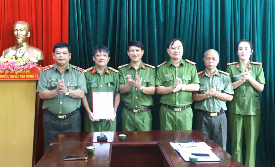 Lãnh đạo Công an tỉnh trao quyết định khen thưởng và thưởng nóng cho các đơn vị tham gia phá án. Ảnh: Hữu Trường