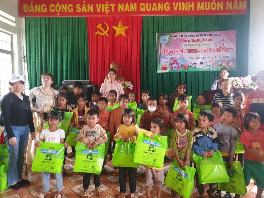 Hội Liên hiệp phụ nữ huyện Đak Đoa phối hợp với Shop Baby Love tổ chức chương trình “Trung thu yêu thương-Lan tỏa hạnh phúc”. Ảnh: Minh Vy Hội Liên hiệp phụ nữ huyện Đak Đoa phối hợp với Shop Baby Love tổ chức chương trình “Trung thu yêu thương-Lan tỏa hạnh phúc”. Ảnh: Minh Vy