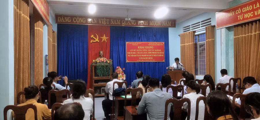 Quang cảnh lớp bồi dưỡng tiếng Bahnar. Ảnh: Tuyết Mai