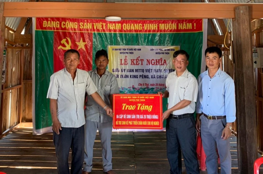 Ủy ban MTTQ Việt Nam huyện Phú Thiện đã tặng 4 cặp dê giống (5 triệu đồng/1 cặp) cho 4 gia đình thuộc diện hộ nghèo, cận nghèo tại thôn King Pêng. Ảnh: Ngọc Anh Ủy ban MTTQ Việt Nam huyện Phú Thiện đã tặng 4 cặp dê giống (5 triệu đồng/1 cặp) cho 4 gia đình thuộc diện hộ nghèo, cận nghèo tại thôn King Pêng. Ảnh: Ngọc Anh