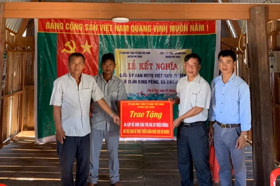 Ủy ban MTTQ Việt Nam huyện Phú Thiện đã tặng 4 cặp dê giống (5 triệu đồng/1 cặp) cho 4 gia đình thuộc diện hộ nghèo, cận nghèo tại thôn King Pêng. Ảnh: Ngọc Anh