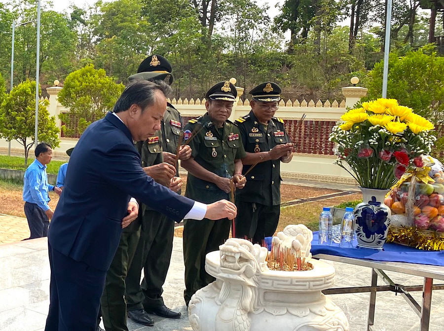 Phó Bí thư Thường trực Tỉnh ủy Châu Ngọc Tuấn dâng hương trước Đài tưởng niệm các anh hùng liệt sĩ Campuchia-Việt Nam 1979-1989. Ảnh: Hà Duy