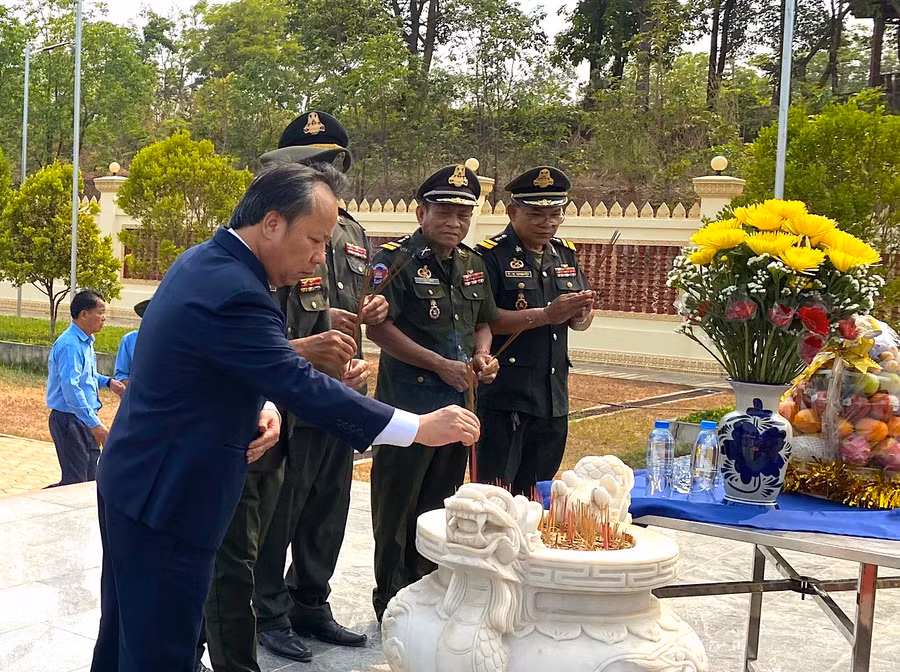 Phó Bí thư Thường trực Tỉnh ủy Châu Ngọc Tuấn dâng hương trước Đài tưởng niệm các anh hùng liệt sĩ Campuchia-Việt Nam 1979-1989. Ảnh: Hà Duy