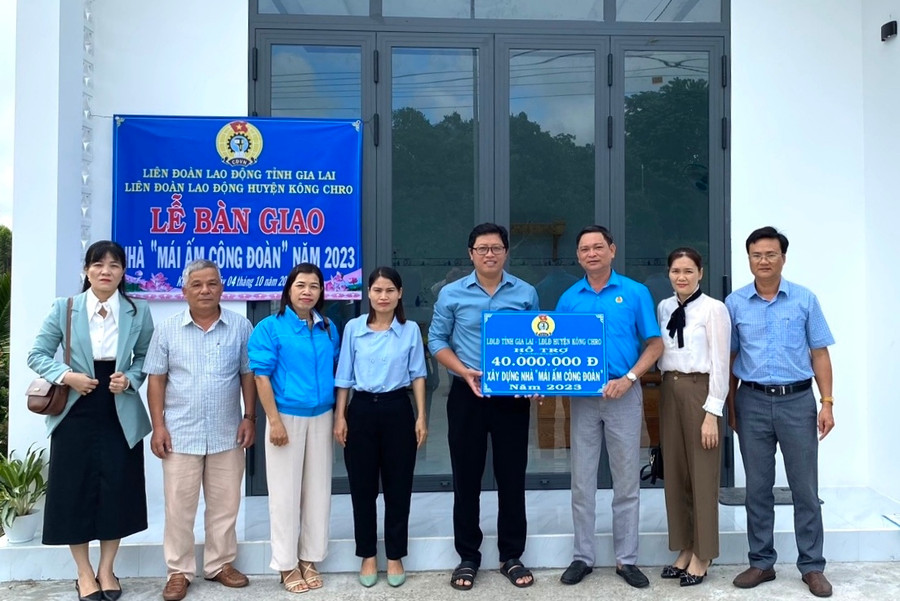 Lãnh đạo LĐLĐ huyện Kông Chro trao tặng nhà “Mái ấm Công đoàn” cho đoàn viên Trịnh Đức Kiên. Ảnh: Lê Đại Lãnh đạo LĐLĐ huyện Kông Chro trao tặng nhà “Mái ấm Công đoàn” cho đoàn viên Trịnh Đức Kiên. Ảnh: Lê Đại