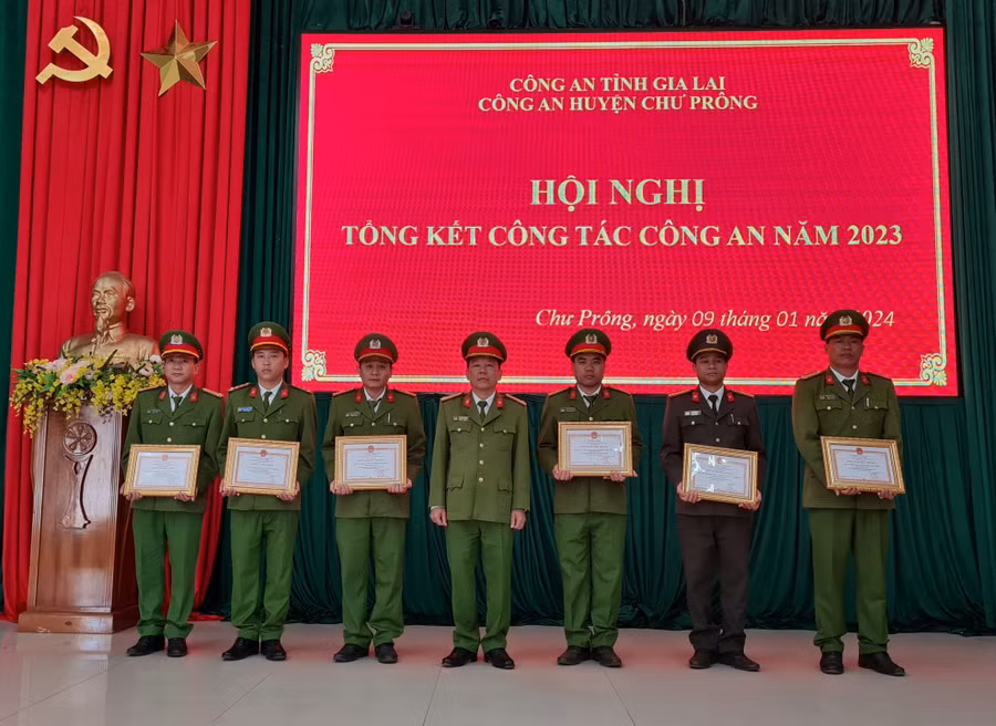 Thượng tá Nguyễn Anh Sơn-Trưởng Công an huyện (giữa) trao danh hiệu Đơn vị quyết thắng cho 6 tập thể. Ảnh: Khánh Linh